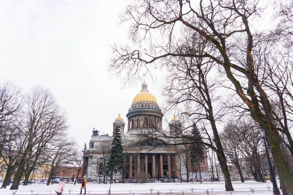 St Isaac Cathedral in winter adalah tempat menarik St Petersburg