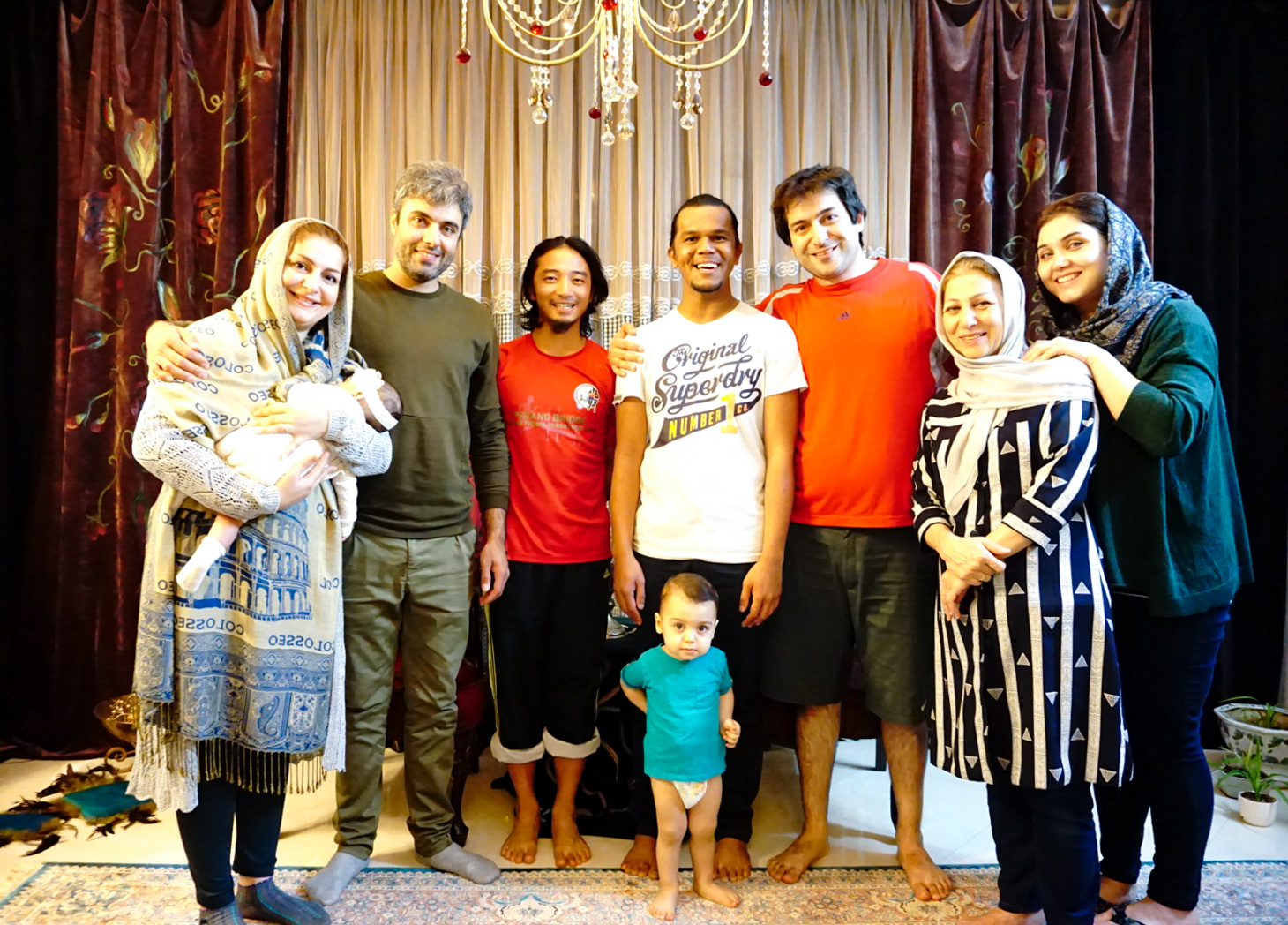 Malaysian bersama dengan keluarga host di Iran